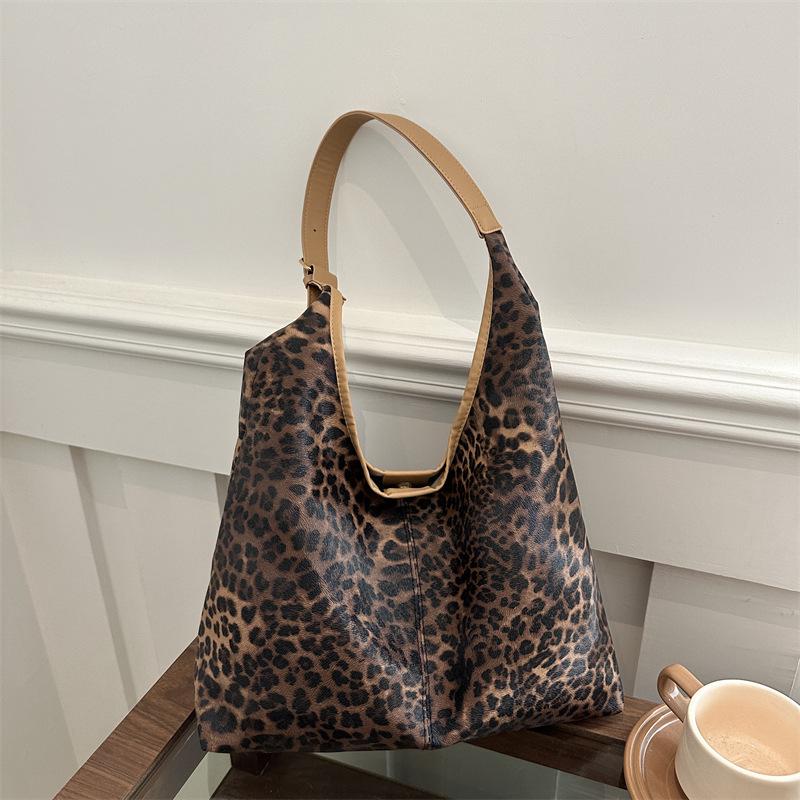 This year, leopard print large-capacity commuter tote bag big bag 2025 new trendy fashion versatile shoulder bag women's bag
