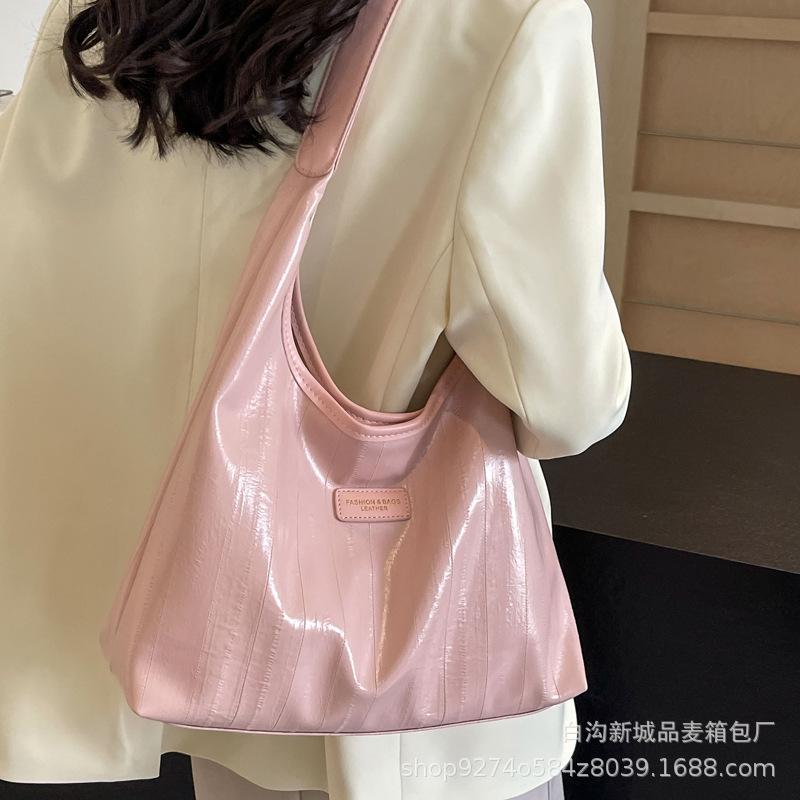 Large-capacity commuter armpit bag women's 2025 new trendy temperament explosive large bag simple shoulder tote bag
