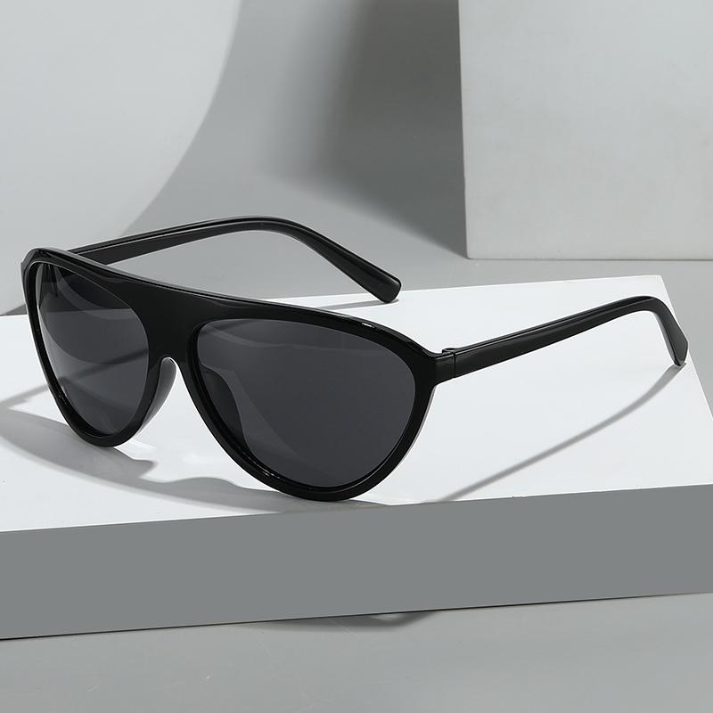 Aviator Shield Sunglasses – Trendy Oversized Black Frame UV400 Fashion Eyewear for Women & Men