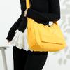 Stilvolle Damen Crossbody-Tasche mit Zugband Modische Umhängetasche mit sicherem Reißverschluss & dekorativem Anhänger