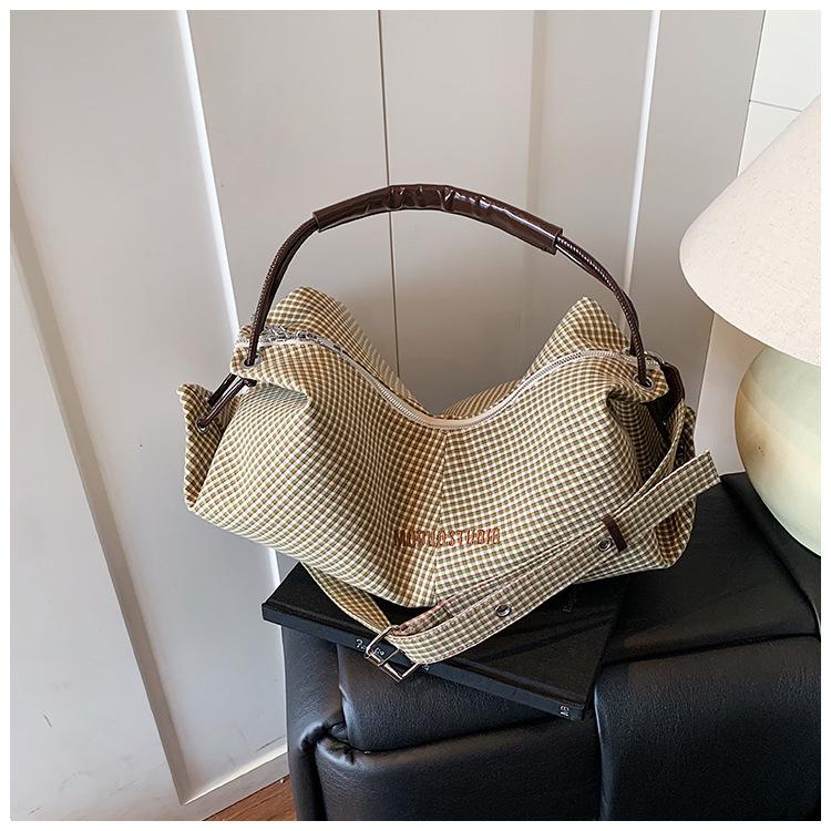 

It is a versatile messenger bag, a new casual and simple one-shoulder tote bag, a large-capacity commuter dumpling bag. зелёный