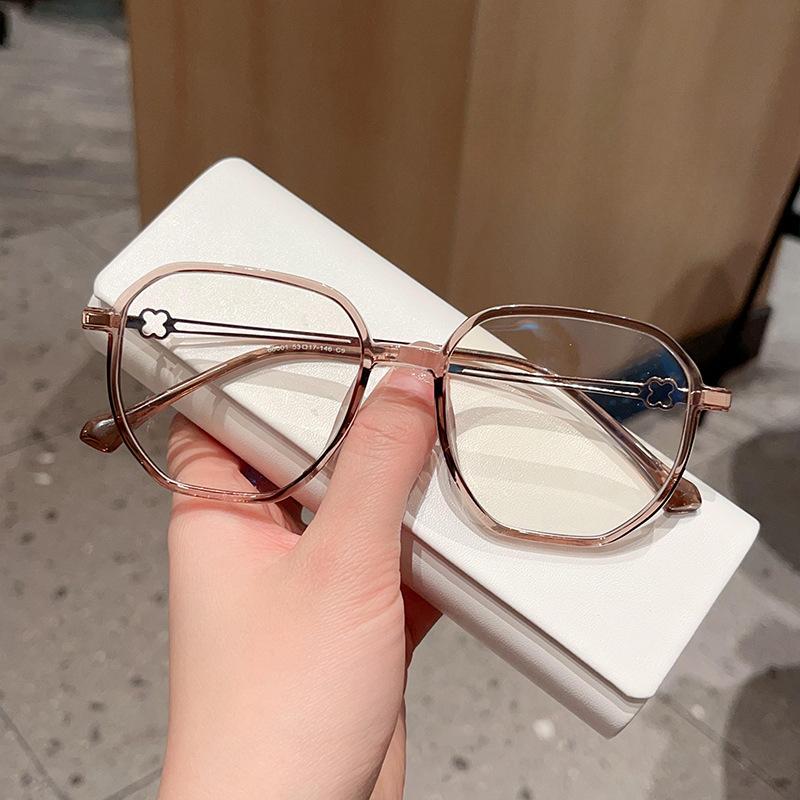 

Женственные очки в многоугольной оправе TR90 могут быть оснащены степенью.