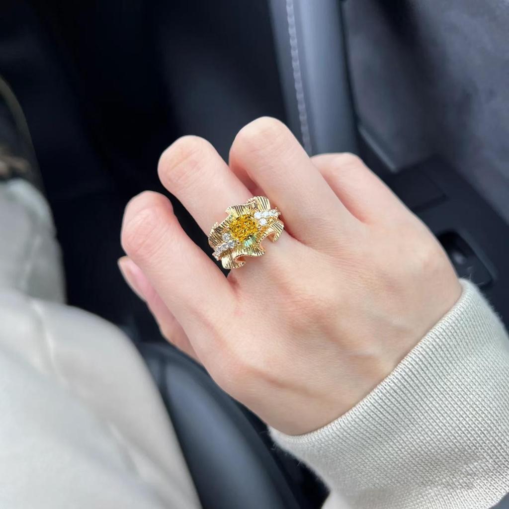 French Retro Lace Yellow Diamond Women's Ring - Hand-Brushed, Pleated, Forged Gold with Elegant Niche Design.
