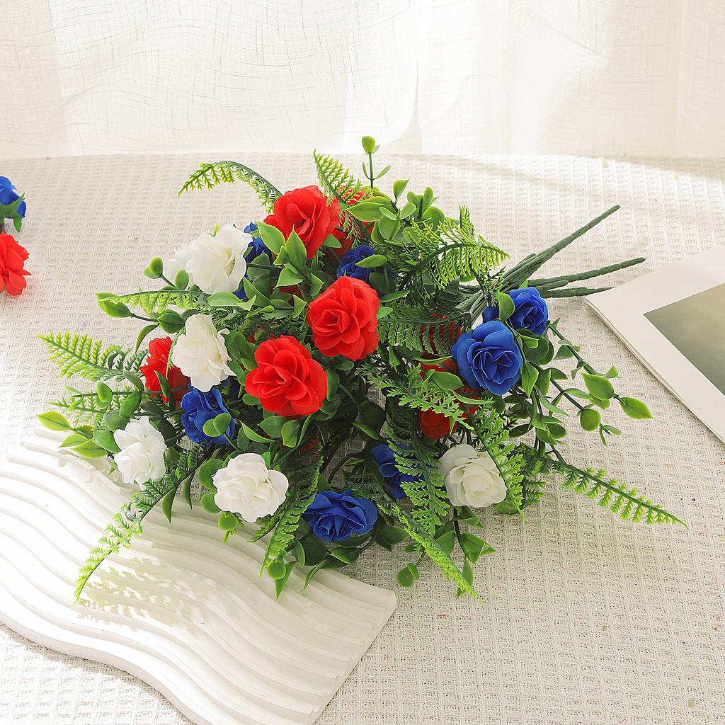 Patriotischer Rot-Blauer Künstlicher Rosenstrauß 3 Stück für Unabhängigkeitstag Party Dekoration Farn Arrangement