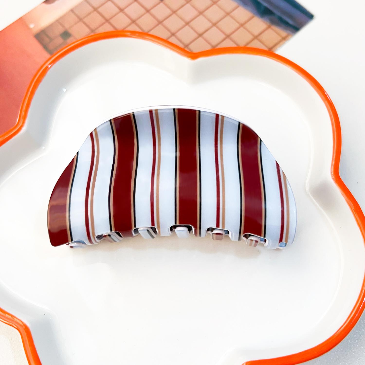 

Simple retro style red and white striped semi-round grab clip versatile back head disc hair shark clip temperament acrylic