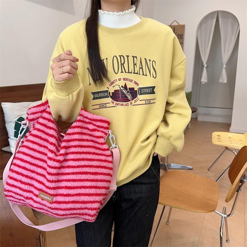 11 Retro Herbst- und Wintermode Gestreifte Plüsch Studentenhandtasche Große Kapazität Schulter Umhängetasche