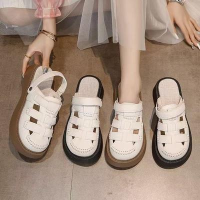 Zwei tragen ausgehöhlte Taschenkopf-Sandalen Damen 2025 neue Loch-Loch Mori Römerschuhe Plateau Halbschuhe Damen Sommer tragen