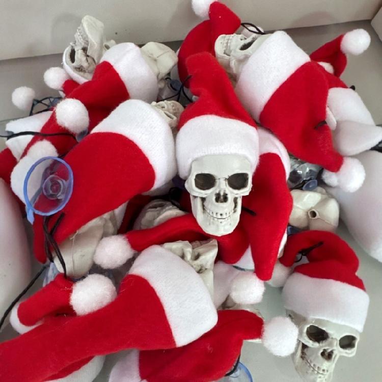 5Pcs Plastic Skeleton Head Decoration With Santa Hat For Holiday Parties Christmas Tree Halloween Hanging Ornament