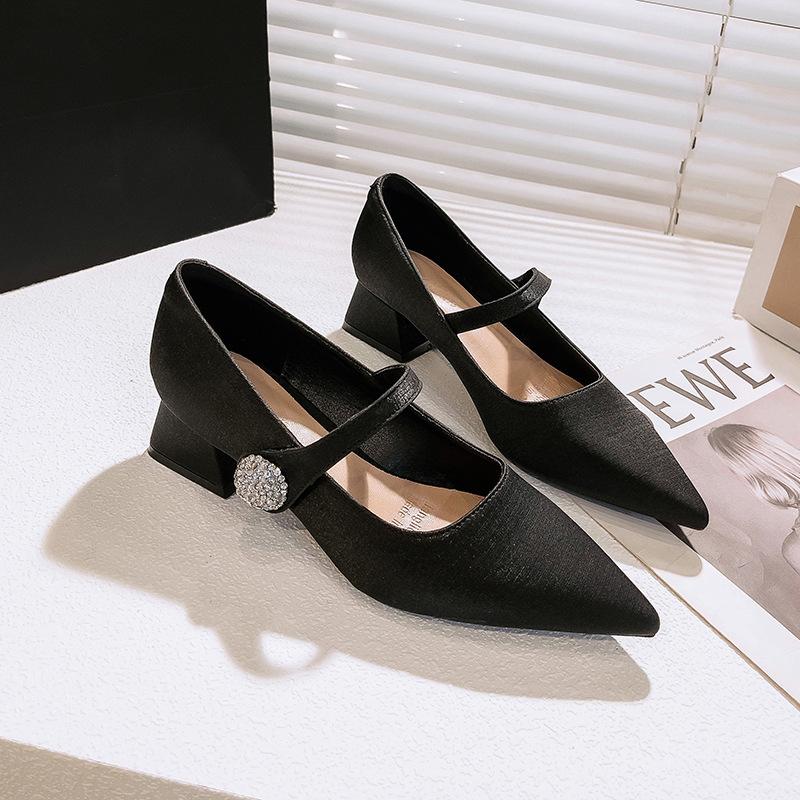 

French pointed low-heeled single shoes women s 2025 new French one-word strap Mary Jane women s shoes thick heel red wedding shoes 39 чорний