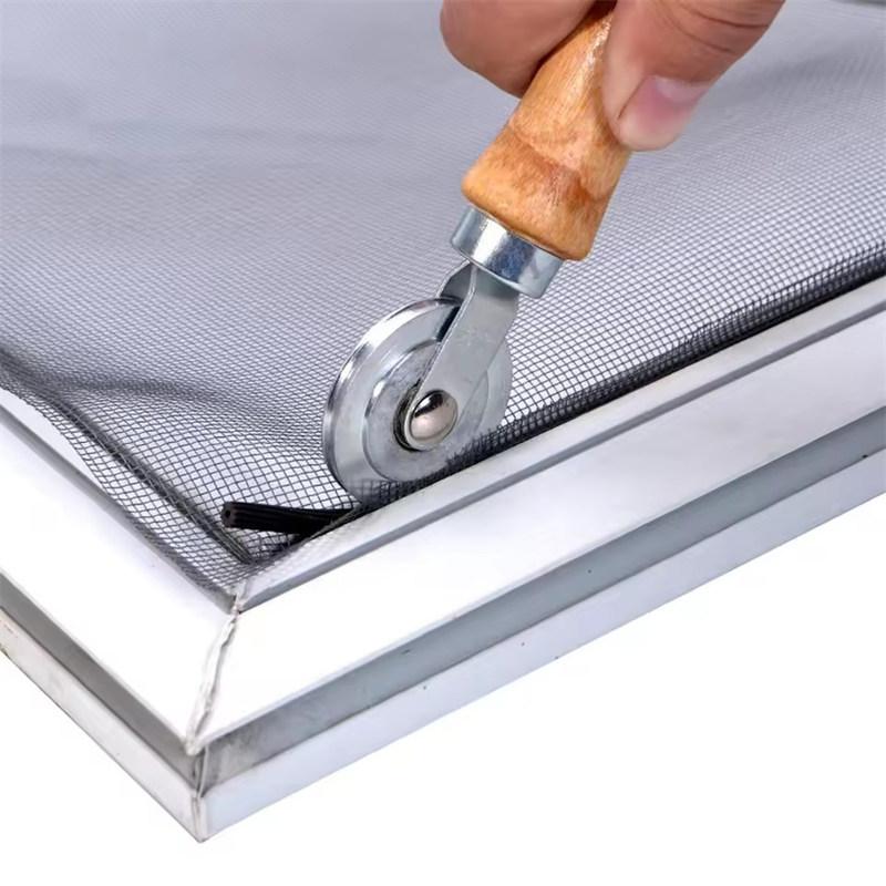 Dřevěná rukojeť a ocelová kolečka Válcovací nástroj pro instalaci dvojitého okna Ruční váleček na lišty Domácí odolné síťové dveře