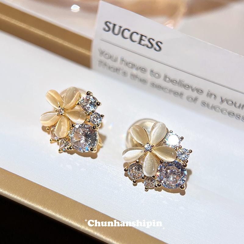 opal flower ear clips without ear piercings, high-end sense, niche fresh earrings, commuting versatile, simple temperament, mosquito coil disc