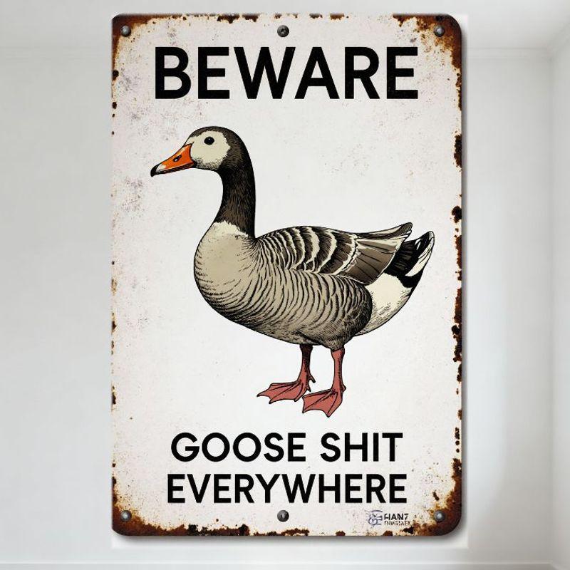 

Vintage Beware Goose Shit Everywhere Metal Tin Sign with Rusted Edges, Black Screws, Gray White Goose Illustration - for Home Ba 20x30cm（7.8x11.8inch）