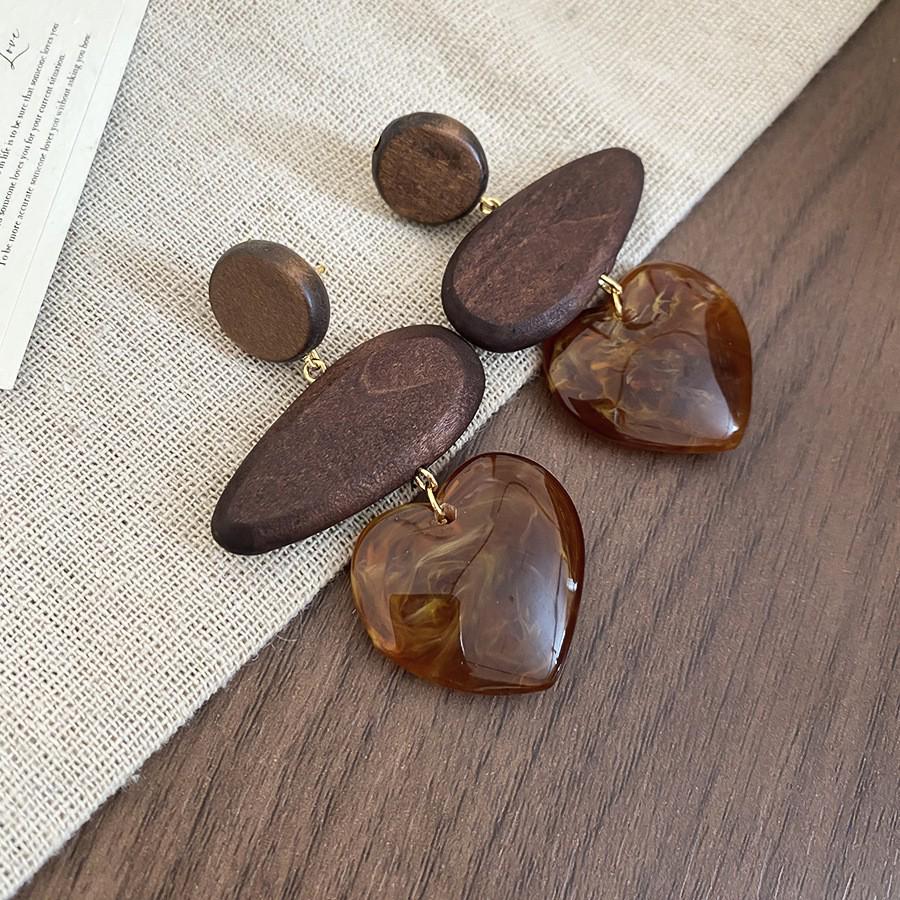 Silver Needle Geometric Stud Earrings: Retro, Light Luxury, Versatile Fashion, Elegant Accessories.
