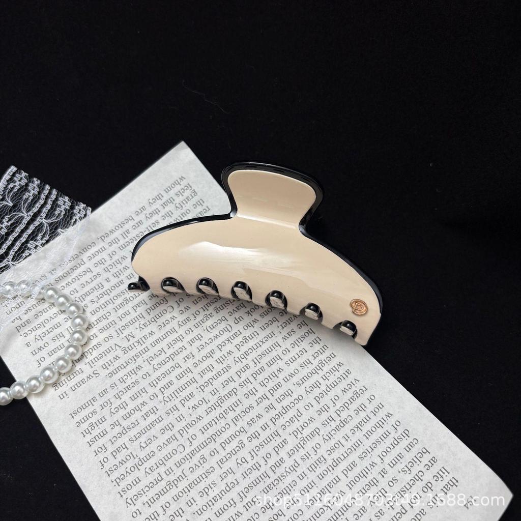 Minimalist Color-Blocking Acetate Shark Clip Hair Accessory with High-End Niche Design