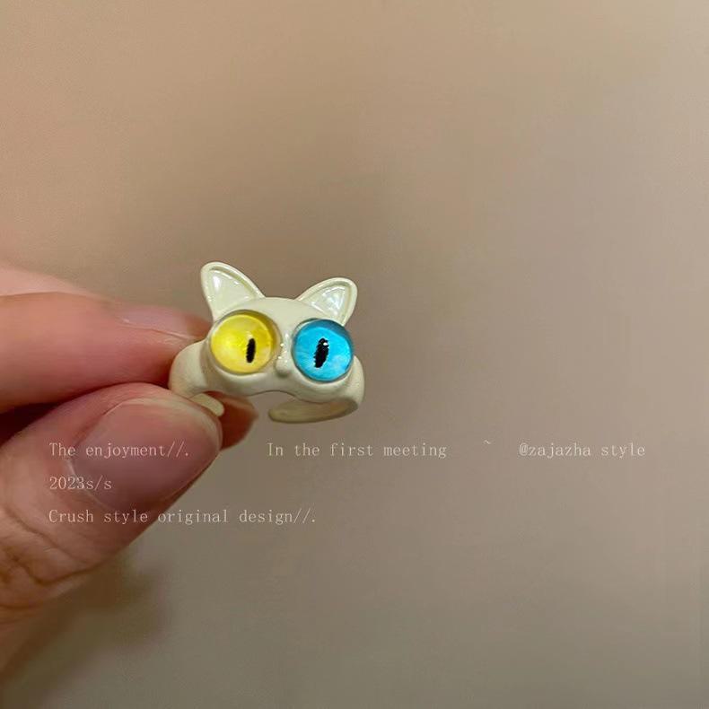 "Funny Black Cat Cartoon Ring - Big Eyes, Cute Gift for Girlfriends & Couples"