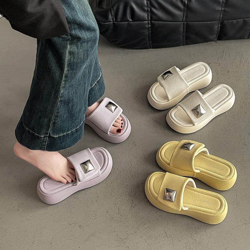 Small thick-soled heightening slippers are comfortable and breathable for women's summer wear 2025 new beach one-word cool slippers