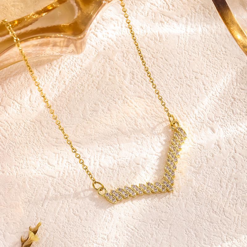 Women's Zircon Titanium Necklace: Large V, Shiny Letter Clavicle Chain – High-End Fashion Jewelry for Instagram.