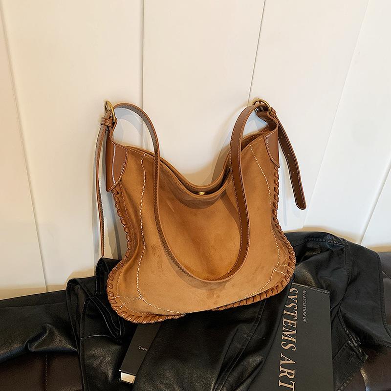

Autumn and winter retro matte large-capacity bag women s 2024 new commuter shoulder bag casual fashion tote bag темно-коричневого кольору