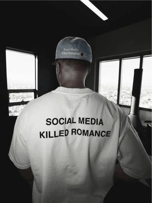 I Social Media Hanno Ucciso il Romanticismo - T-Shirt Unisex - Cultura - T-Shirt Nuova Generazione - T-Shirt Romantiche