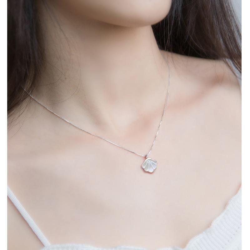 Women Sweet Minimalist Design White Mother Of Pearl Shell Clavicle Pendant Necklace