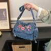Damen Jeans-Stil PU-Leder Umhängetasche mit Blumen-Schmetterlings-Stickerei Schultertasche Vintage Quasten-Dekor Handtasche Breiter Riemen Lässige Messenger-Tasche