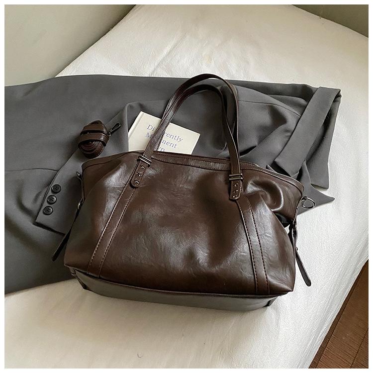 

Ретро универсальная сумка-тоут для通勤 женская 2025 новая трендовая нишевая в иностранном стиле универсальная повседневная на плечо сумка-мессенджер