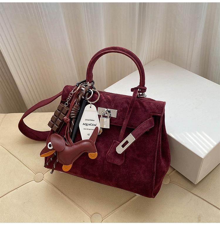 

Премиальная женская сумка из оленьей кожи 2025 года, осень, новая, легкая, роскошная, матовая кожа, портативная, на одно плечо, кроссбоди, нишевый дизайн