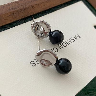 Orecchini in agata nera con disco in metallo, design con senso di nicchia, gioielli per le orecchie, personalità alla moda, orecchini a perno con senso elevato