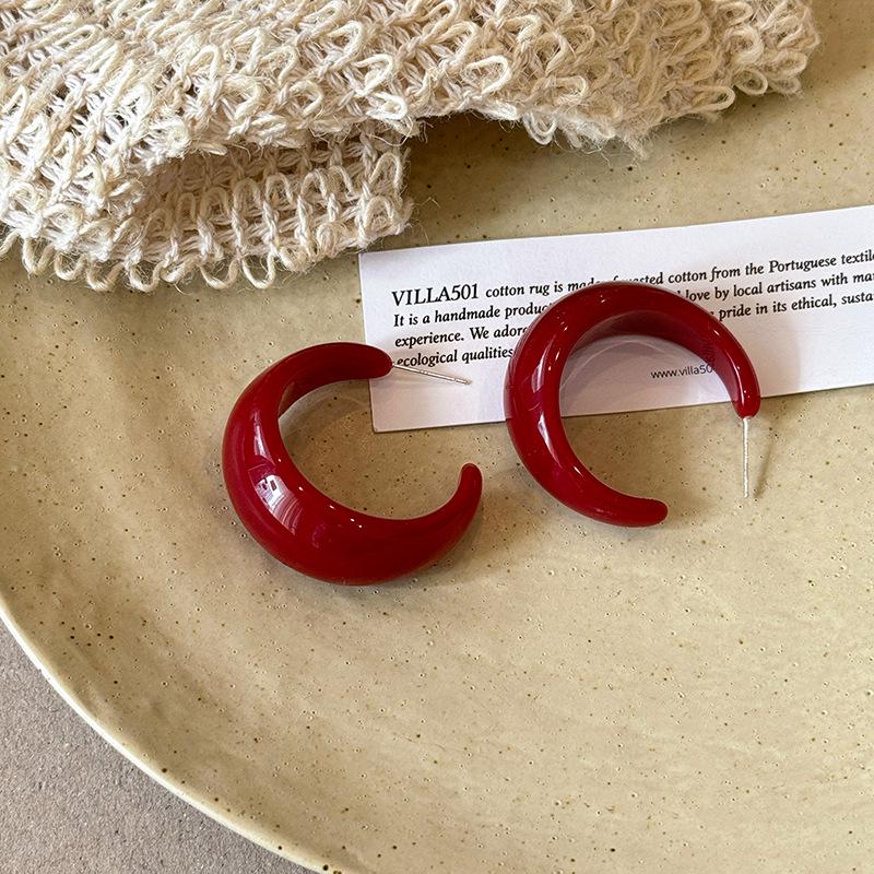 Maillard Retro Amber C-Shaped Earrings: Unique, Niche Design for Women, Perfect for Autumn.