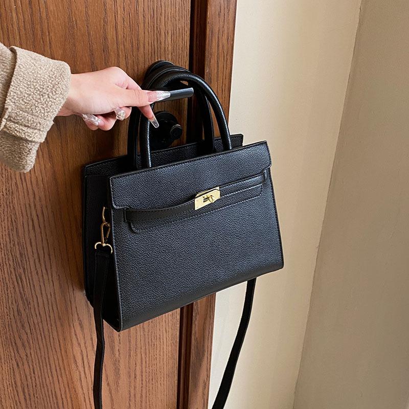 

В этом году популярны маленькие сумки, это женские осенне-зимние универсальные модные сумки-мессенджеры 2025 года, женские портативные сумки-тоут для поездок на работу красный