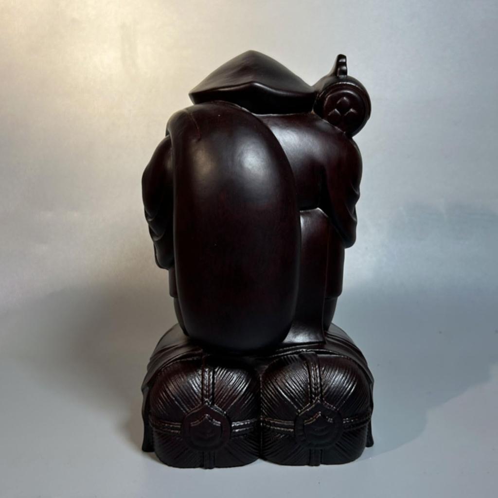 Daikokuten, einer der Sieben Glücksgötter, ist eine Holzfigur von Daikokuten, gefertigt aus Ebenholz. Diese Holzstatue ist ein Talisman für geschäftlichen Wohlstand,