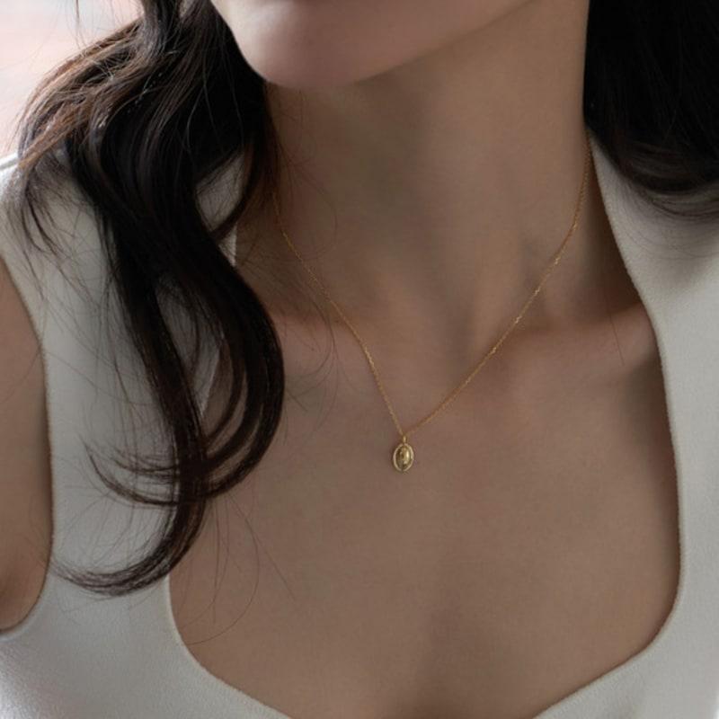 

Dawn of Me New. Classic Oval Necklace Gold