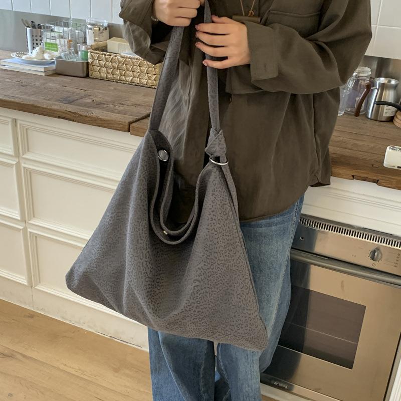 

Large capacity tote bag women s 2025 new casual versatile shoulder bag retro commuter messenger bag 48*2*43 серый