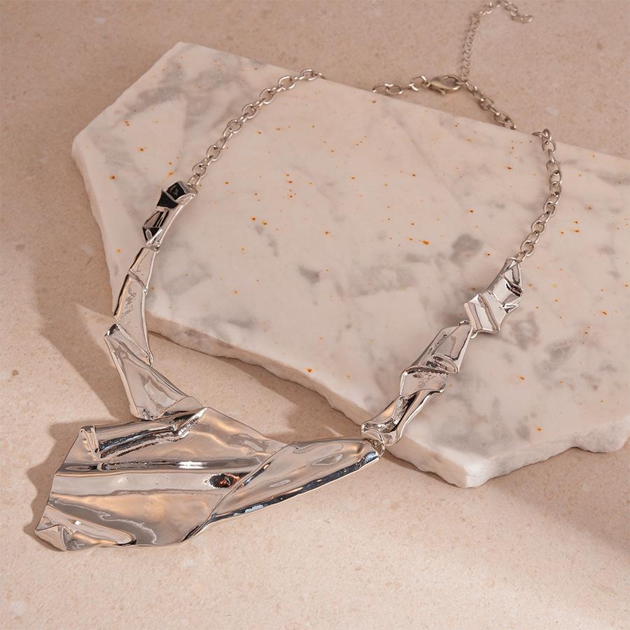 Retro Metal Heart Conch Necklace: Luxurious, Unique, and Exaggerated Clavicle Chain