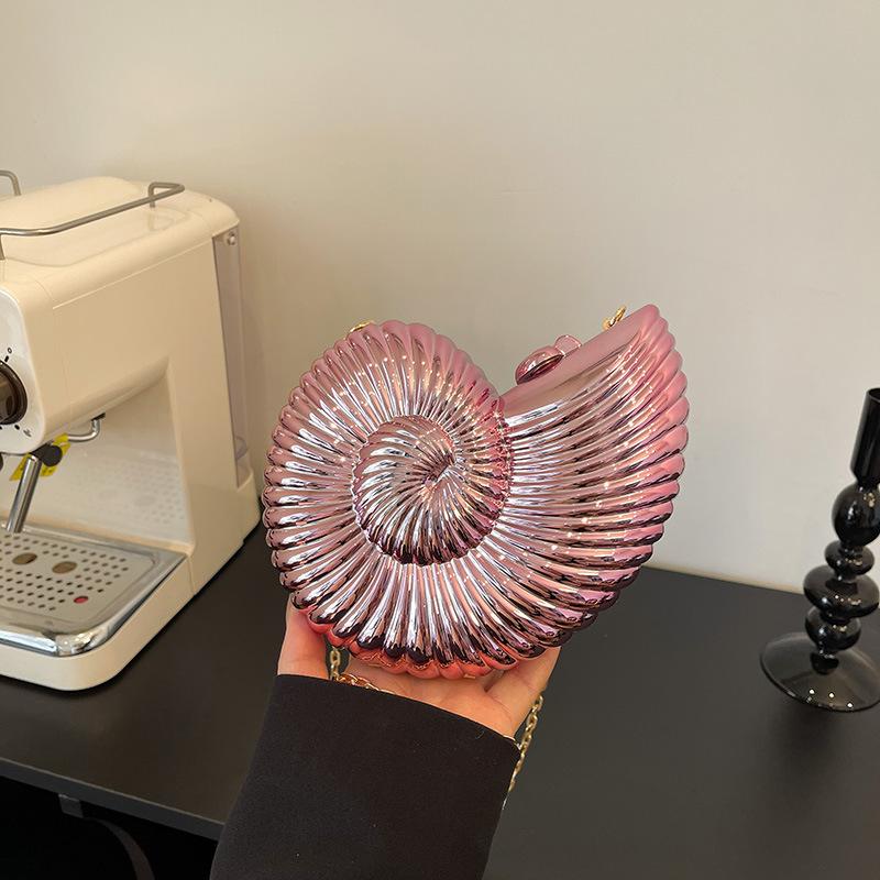 

Personalized acrylic conch bag 2025 new European and American fashion niche design shoulder bag chain messenger dinner bag золотий