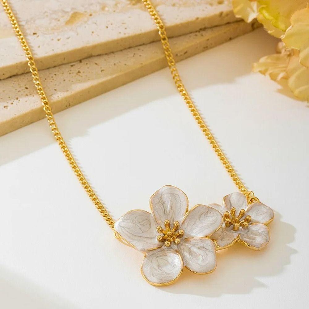 Petal Design Clavicle Chain Exquisite Craftsmanship Cherry Blossom Pendant Necklace Wedding