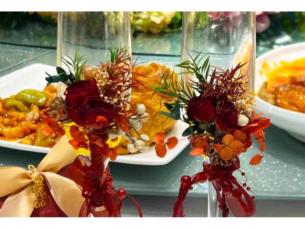 Elegantes Braut-Champagnerglas mit hohem Stiel und floralem Design für Hochzeits-Toasts