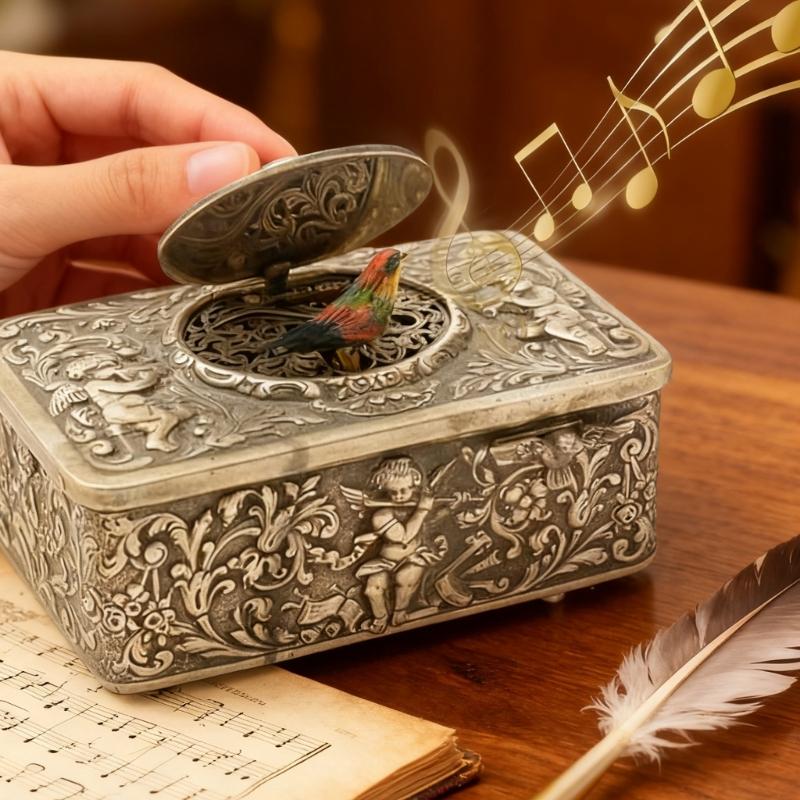 Antiek Legering Zingvogel Ornament Met Engel Embossed Patroon Mechanisch Muziekdoosje Voor Bureau Planken Display Cadeau
