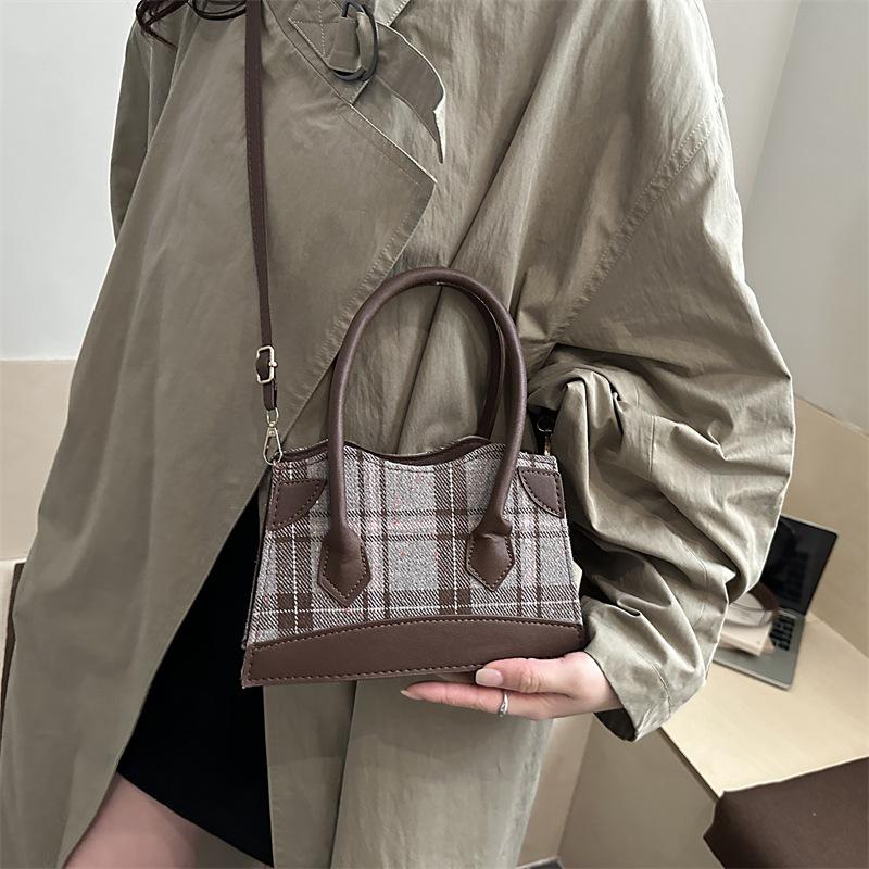 Plaid large-capacity woolen bag, the new casual autumn and winter simple commute fashion, foreign-style portable messenger bag tide