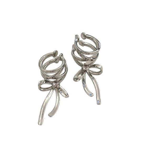 

1 пара женских зажимов для ушей с бантом, гладкий полированный сплав, противоскользящий, без пирсинга, декор со стразами, мягкий стиль, женские украшения для ушей, манжеты для ушей серебряный