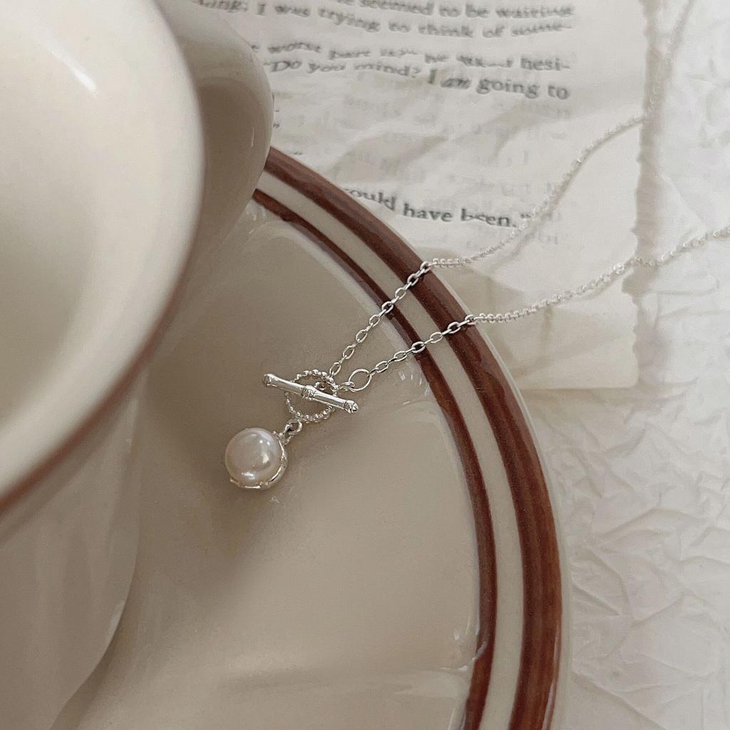 Light Luxury High-end Pearl Pendant Collarbone Chain French Retro OT Buckle Design Retro Style Necklace Women