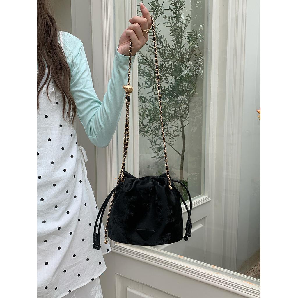 

IELGY Сумка Cloud Puff, женская сумка на цепочке с розовым ремешком, модная универсальная нишевая сумка через плечо через плечо чёрный