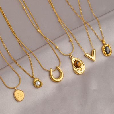 Collana da Donna in Acciaio al Titanio Dorato di Lusso Leggero - Inalterabile, Versatile, Catena per Clavicola Choker alla Moda di Alta Gamma.