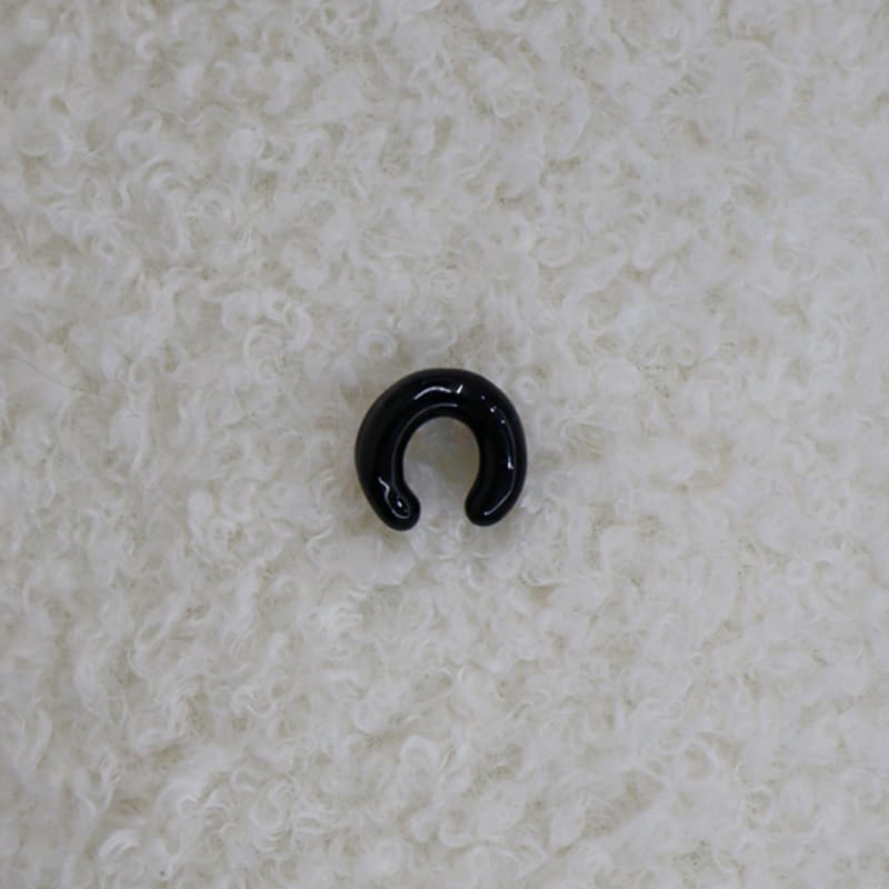 APIOH BLACK GLASS EARCUFF