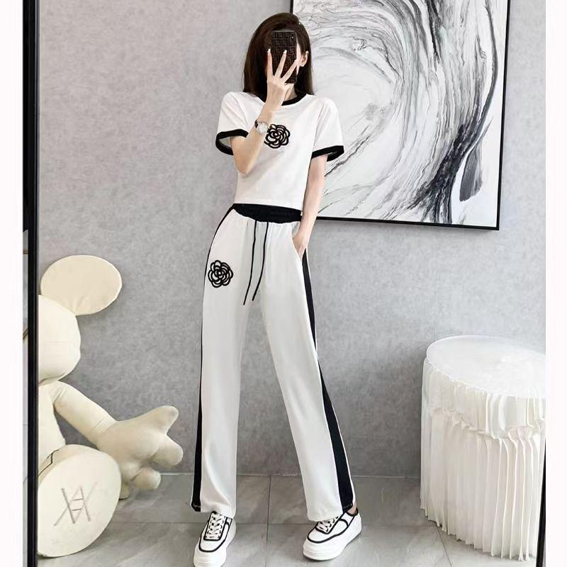 Elegant Women's Summer Casual Suit: Stylish Wide-Leg Pants Two-Piece Set for an Age-Reducing Street Style.
