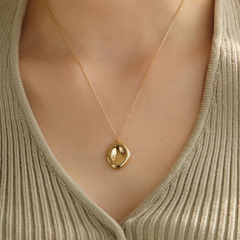 

ROAJU volume pendant necklace gold