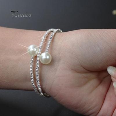 Orecchini di bellezza Bracciale aperto da donna con strass pieno multistrato. Polsino aperto con perle finte