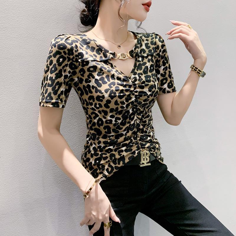 

2023 Европейская женская футболка с V-образным вырезом и леопардовым принтом, приталенного кроя, с коротким рукавом L цветной печати леопарда