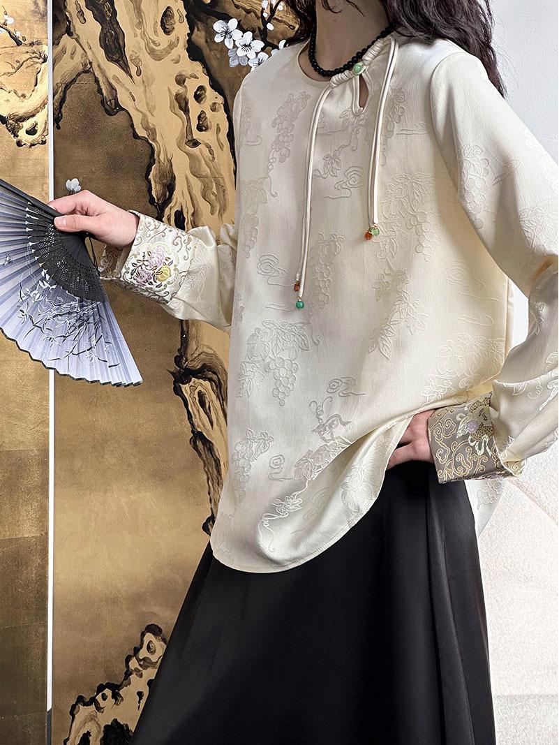 

Рубашка в китайском стиле Juzhi в стиле ретро из жаккардового сатина с пуговичным полым дизайном - издание весна 2024 (99807) Large