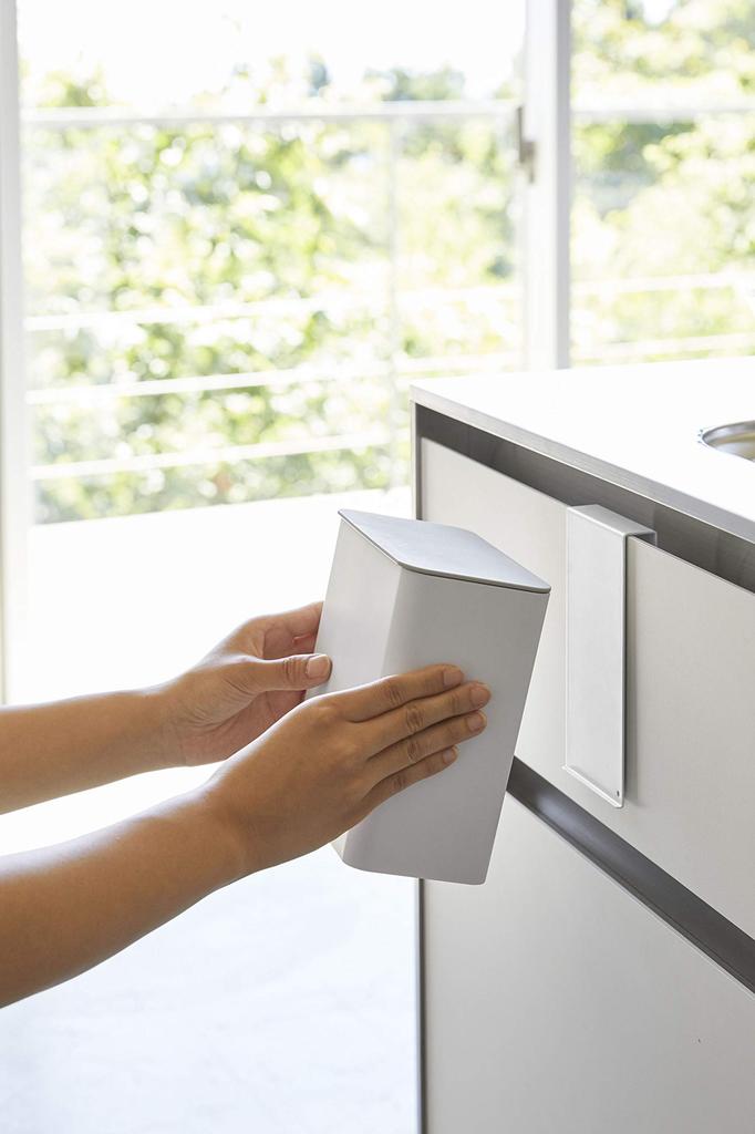 Yamazaki Magnetic & Sink Door Trash Can, White, Approx. W17 x D9.5 x H17cm, Plate, Magnetic, with Lid, Trash Can 4701